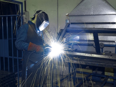Trabajo de soldadura en taller